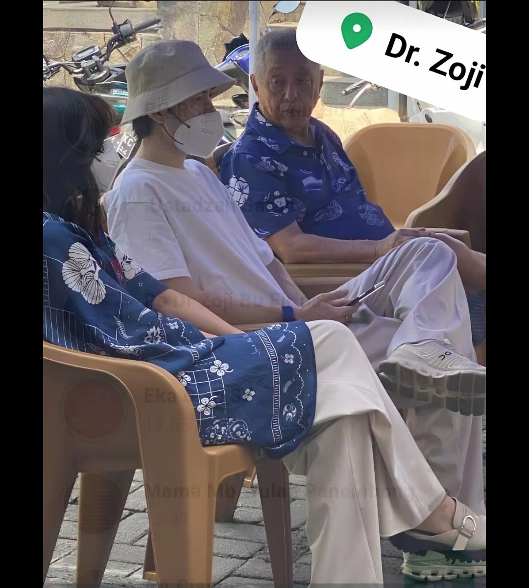 Mana kemarin yg bilang kenapa vidi ke dr zoji sama mamanya? Kenapa bukan Sheila yang nemenin? Noh, Sheila pernah nemenin juga. Dia Sheila Dara bro, artis, pasti sibuk, dan terapi tuh nggak cuma sekali dua kali, makanya gantian sama keluarga yg lain