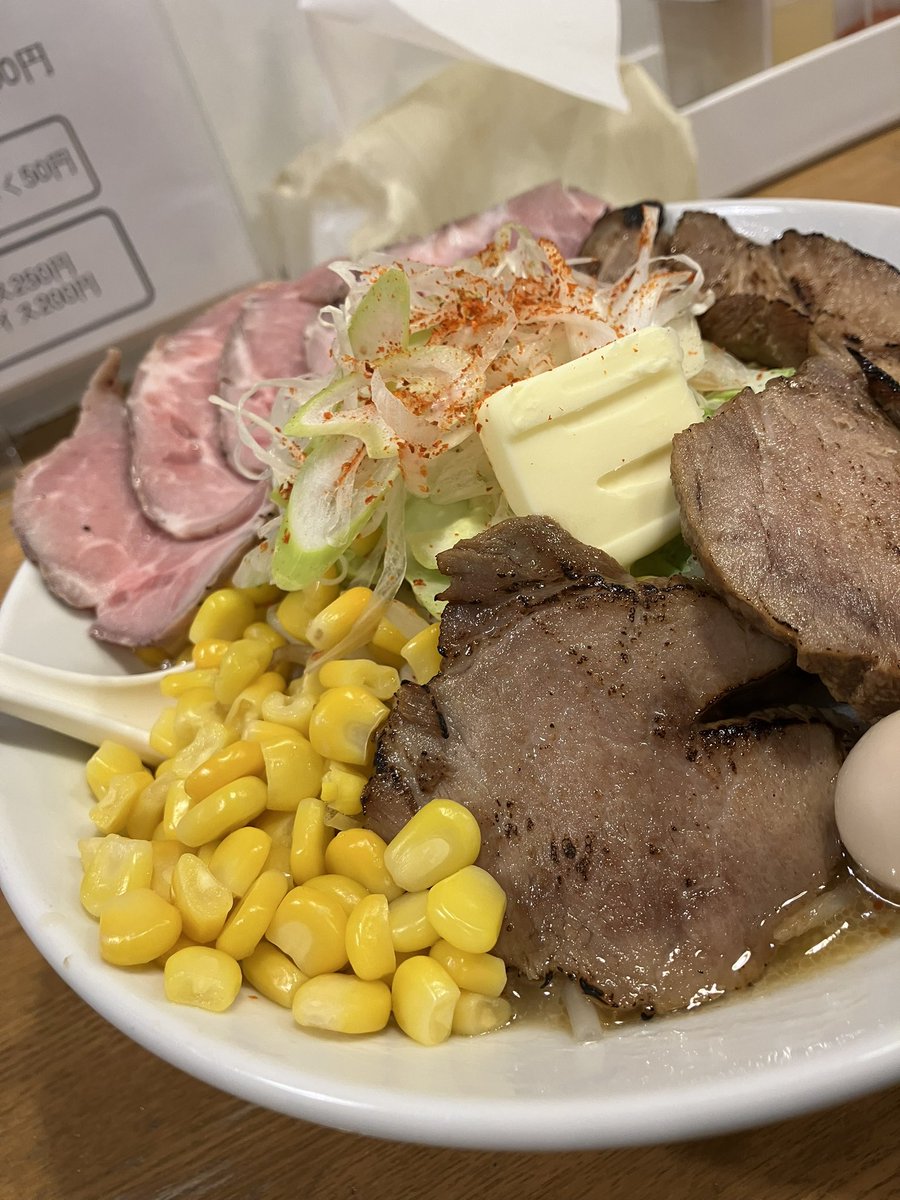 麺屋にじ丸
土・日限定
『にじ丸味噌バターコーンらぁめん』
おろしニンニク
レアチャ×2
ガリ

見た目も味もバッチリな3種のお肉達に合掌
どこか懐かしさ感じる癖のない味噌スープは具材の味をダイレクトに反映させるので食べ進めるほど味変が楽しめる
終始文句無し大満足な一杯

ご馳走様でした♪
