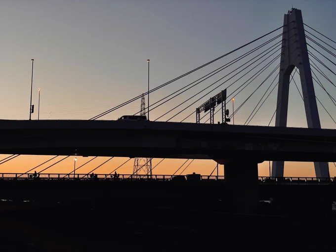 都市空間を往来する人々は夕景に溶ける