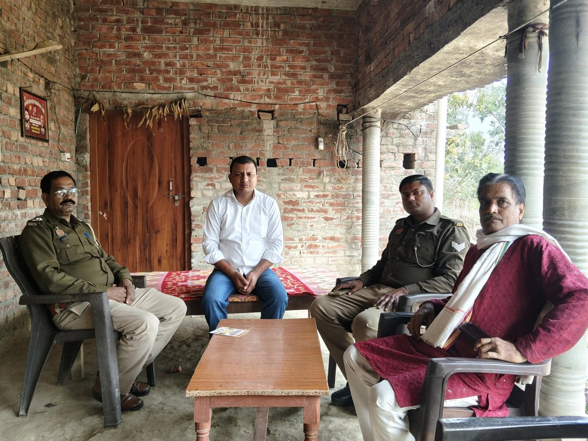 SawarnArmychief's tweet photo. न मेरा कोई अपराध है, न मेरे खिलाफ कोई वारंट है, फिर भी 24 घंटे से अधिक का समय बीत चुका है और पयागपुर पुलिस ने मुझे अब तक हाउस अरेस्ट कर रखा है।
​साथियों, मैं पूछना चाहता हूँ—क्या देश में अघोषित आपातकाल लगा है ? क्या अपने समाज के हक की आवाज उठाना इतना बड़ा गुनाह है कि एक नागरिक की मौलिक स्वतंत्रता का इस तरह हनन किया जाए ?