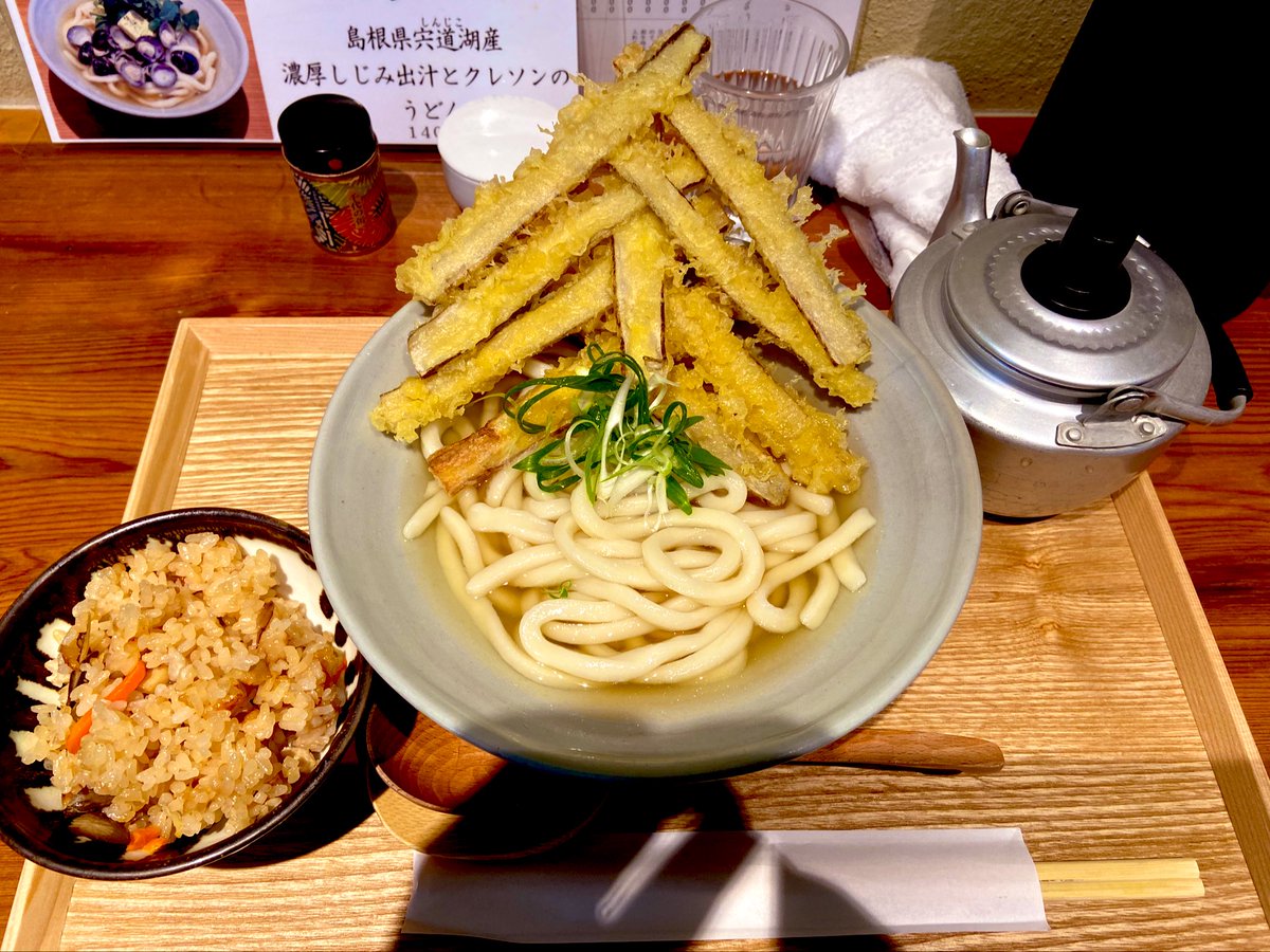 watasiwareferee's tweet photo. 堺筋本町、峰のうどん
ごぼ天&amp;かしわ飯旨し
お出汁も◎ https://t.co/oHSRBnEogk