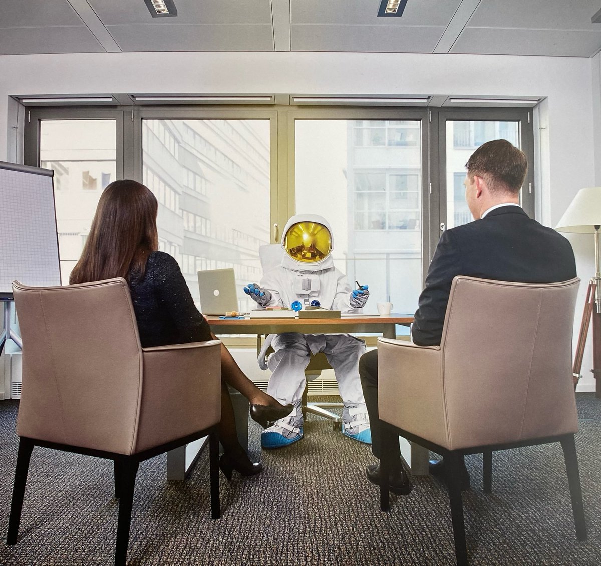 Protestonaut's tweet photo. Das Foto stammt aus dem Protestonaut-Kalender 2016 (!). Vor 10 Jahren erhielten Frauen in Deutschland für die gleiche Arbeit 22 Prozent weniger Gehalt. Im Jahr 2025 betrug der unbereinigte Gender Pay Gap 16 Prozent. Gleichberechtigung ist keine Raketenwissenschaft! #IFT26 https://t.co/OfjgoblxO0