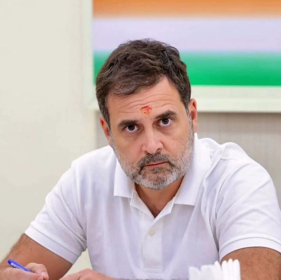 यह सफेद टी शर्ट - 10 लाख के सूट पर भारी है...❤️‍🔥
<a href="/RahulGandhi/">Rahul Gandhi</a> <a href="/INCIndia/">Congress</a> 
#RaGaTheWorrior 
#RGFANCLUB