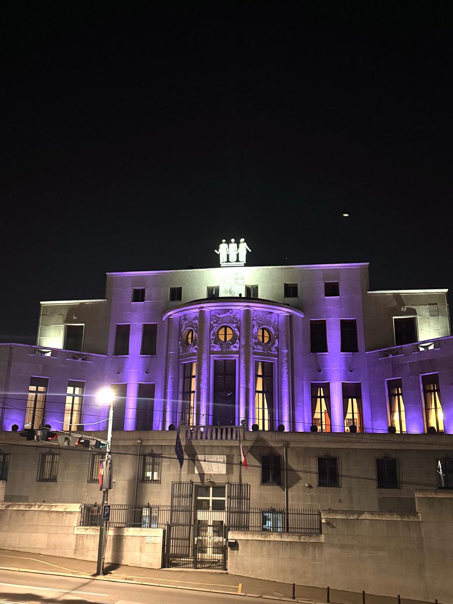 FranceenSerbie's tweet photo. 💜✊ Povodom Međunarodnog dana žena, 8. marta, francuska ambasada u Srbiji je obasjana svetlima u ljubičastoj boji, koja se tradicionalno vezuje za pokret za prava žena i rodnu ravnopravnost. https://t.co/0yesLYl0iV