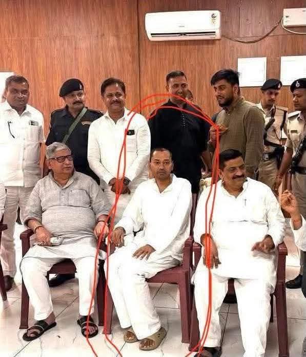 nidhiambedkar's tweet photo. नीतीश कुमार के बेटा अगर काबिल होता तो नीतीश कुमार कब के उनका शादी कर के राजनीति में ला दिए होते..!

लेकिन उनका बेटा....see more https://t.co/WlECdYH6He