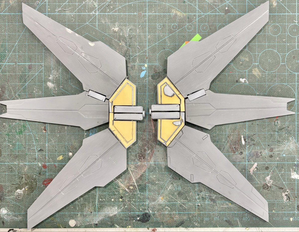 今日も<a href="/GUIDEBEACON/">ガイドビーコン Since2012</a> さんで、1/60ガンダムダブルエックス作業。

リフレクターのデティール彫りを大分進めたので、墨入れしてチェック。2枚目画像が先週の状態。

大分進んだので、サテライトキャノンのデティールも考えなきゃ...

＃ガンプラ
＃ガンダムDX