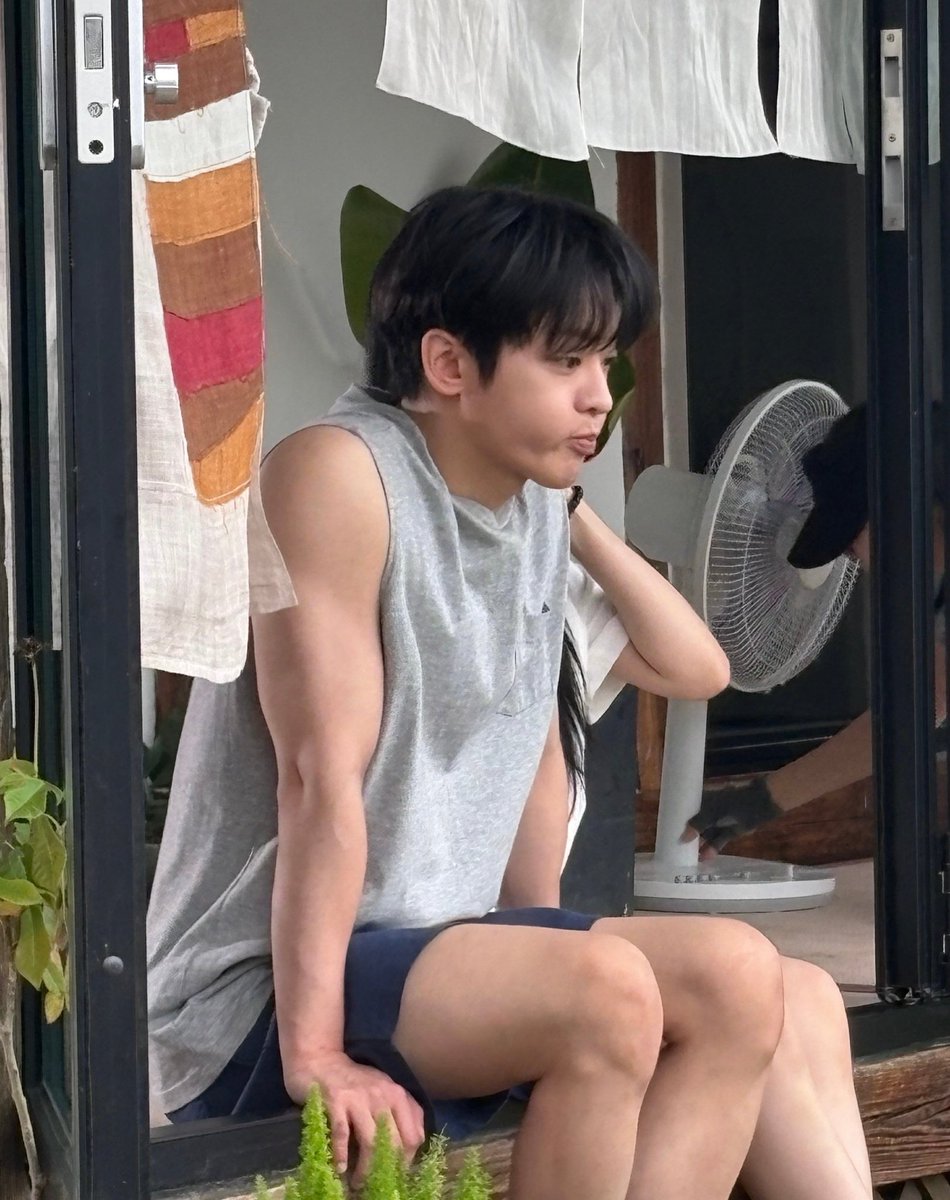 이거너무좋음...
안사귀는 사이(or 사귄지얼마안된사이)에
뽀뽀든 키스든 뭐든
거하게 한 직후같아서