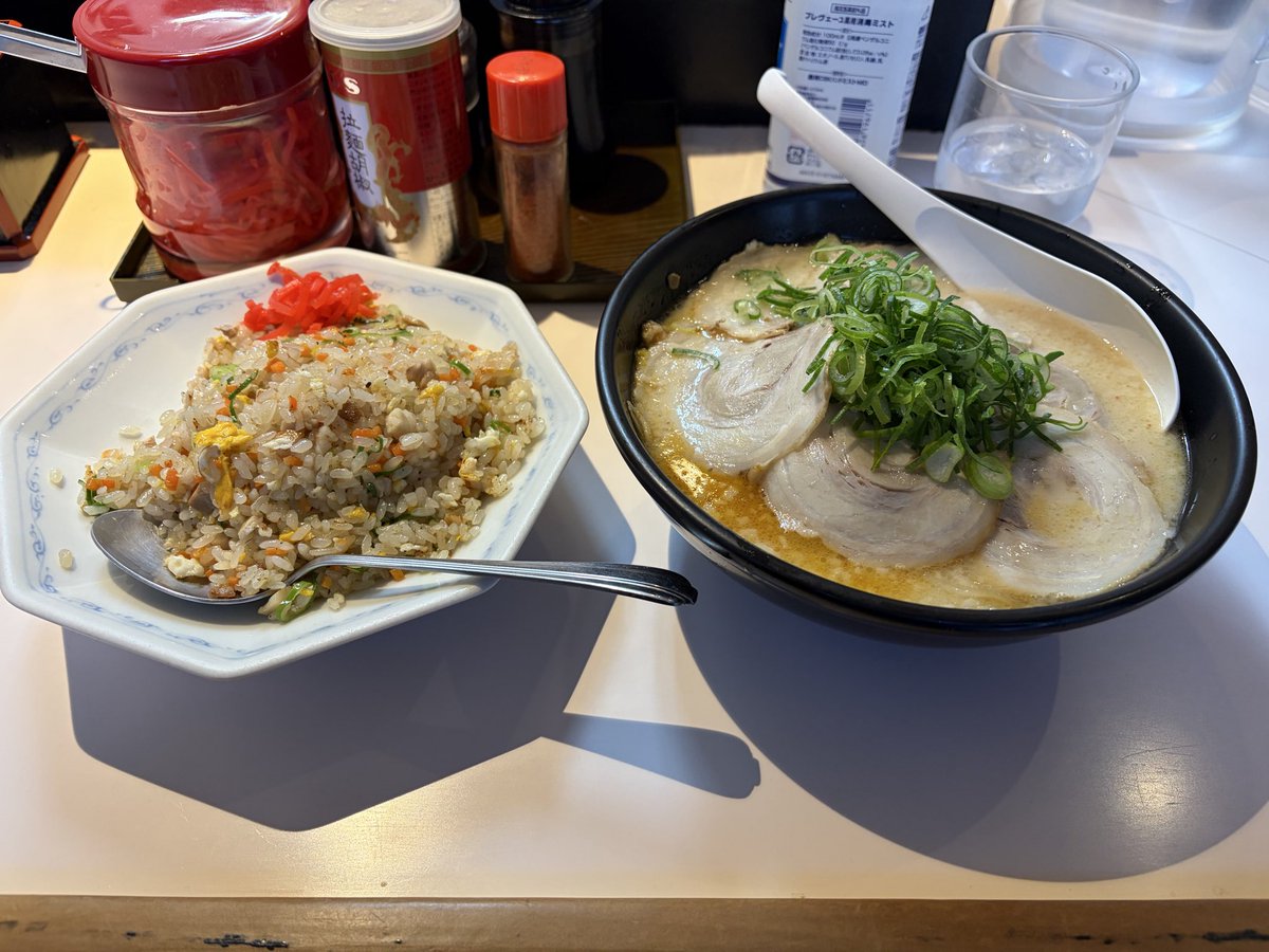 GameCha20189418's tweet photo. 山口には用事あったので、有名なラーメン屋行ってみた。開店直後の17時過ぎで行列！豚キムチチャーシューメンのチャーハンハーフのセット。美味しゅうございました😃　#蘭蘭 https://t.co/d65lXT5ZAm