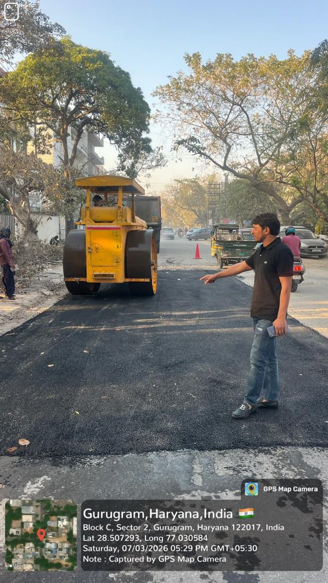 MunCorpGurugram's tweet photo. 🚧 #PalamVihar में सड़क सुधारीकरण कार्य जारी
नगर निगम गुरुग्राम द्वारा #PalamVihar क्षेत्र में सड़क सुधारीकरण का कार्य तेज़ी से किया जा रहा है। बेहतर सड़क सुविधा प्रदान करने और आवागमन को सुगम बनाने के उद्देश्य से टीम लगातार मौके पर काम कर रही है।
नागरिकों से अनुरोध है कि कार्य के दौरान सहयोग करें और अस्थायी असुविधा के लिए धैर्य बनाए रखें।
बेहतर सड़कें, बेहतर गुरुग्राम। 🛣️
#MCGGurugram #RoadImprovement #MahariSadak
@MoHUA_India @YTKDIndia @SwachhBharatGov @SwachhBharat @MoHUA_India @MoJSDDWS @cmohry @NayabSainiBJP @Rao_InderjitS @VipulGoelBJP @csharyana @DiprHaryana @PradeepIAS_HR @OfficialGMDA @CPCB_OFFICIAL @CAQM_Official