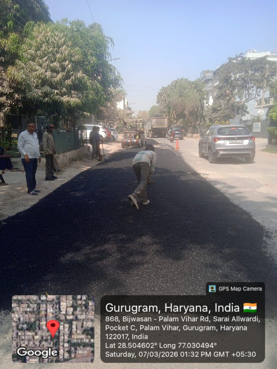 MunCorpGurugram's tweet photo. 🚧 #PalamVihar में सड़क सुधारीकरण कार्य जारी
नगर निगम गुरुग्राम द्वारा #PalamVihar क्षेत्र में सड़क सुधारीकरण का कार्य तेज़ी से किया जा रहा है। बेहतर सड़क सुविधा प्रदान करने और आवागमन को सुगम बनाने के उद्देश्य से टीम लगातार मौके पर काम कर रही है।
नागरिकों से अनुरोध है कि कार्य के दौरान सहयोग करें और अस्थायी असुविधा के लिए धैर्य बनाए रखें।
बेहतर सड़कें, बेहतर गुरुग्राम। 🛣️
#MCGGurugram #RoadImprovement #MahariSadak
@MoHUA_India @YTKDIndia @SwachhBharatGov @SwachhBharat @MoHUA_India @MoJSDDWS @cmohry @NayabSainiBJP @Rao_InderjitS @VipulGoelBJP @csharyana @DiprHaryana @PradeepIAS_HR @OfficialGMDA @CPCB_OFFICIAL @CAQM_Official