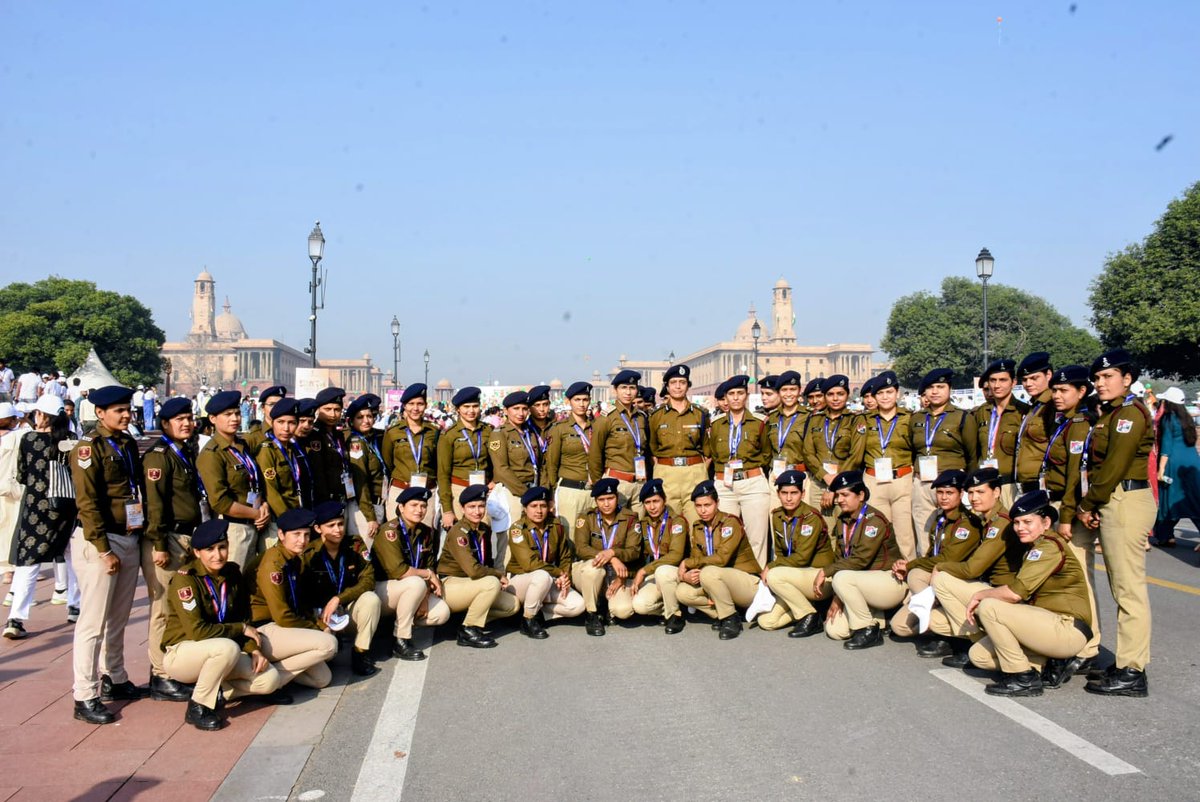 rpfnr_'s tweet photo. On the occasion of Women's day, Ms  Kamaljot Brar IG/Cons, NR led the Shakti Walk in New Delhi, celebrating women's strength and contribution in uniform. RPF reaffirms commitment to women empowerment 🇮🇳 #NariShakti #RPF
@AshwiniVaishnaw 
@RailwayNorthern 
@RailMinIndia https://t.co/jJwsxiI4iA