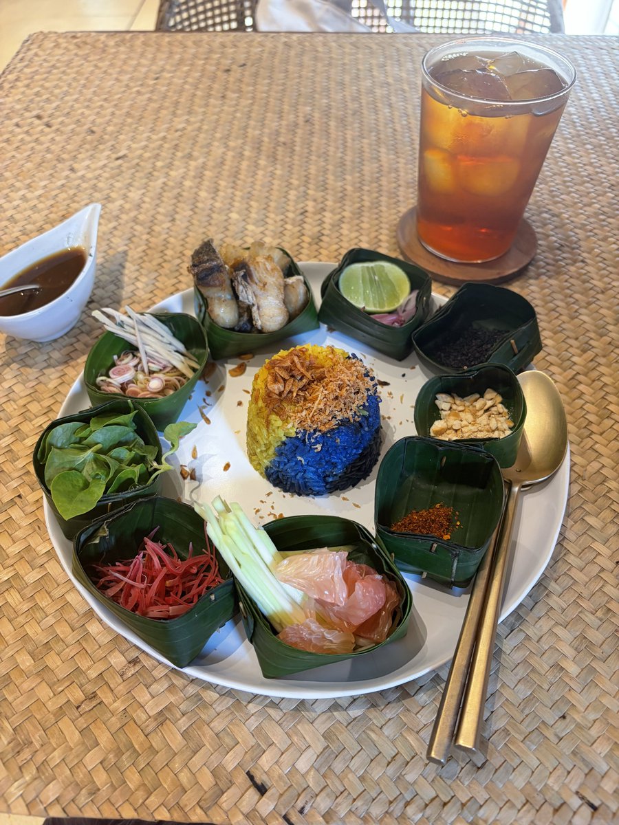 Watermelon_Leee's tweet photo. チェンマイ発祥のオーガニックなカフェ、ア���クサティールーム🫖
野菜とハーブの混ぜご飯カオヤムもデザートのタイティーパン��コッタも優しい味で美味しかった💚 https://t.co/uw1I3Hdqw7