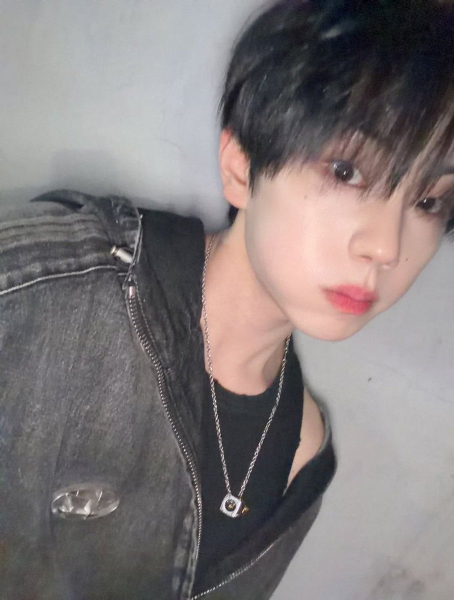 rewindall8's tweet photo. blury but HAPPY WONJUN DAYYY!!
#WONJUN #ELAST #ELRING #ELSD #ElringSelcaDay https://t.co/BvPiCszwXs