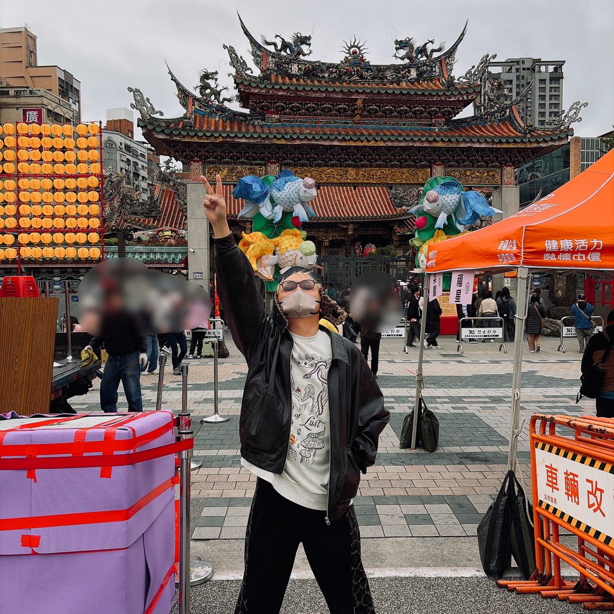 buzz_g's tweet photo. 台湾 #VP2N 二日間ありがとうございました☻
龍山寺の前で毎年撮っていくこととする‼️

兩天真的非常謝謝大家！
帶來的 CD 幾乎都賣完了…🙏
真的很開心！
決定以後每年都要在龍山寺拍紀念照📸 https://t.co/kTb3jYuh0T