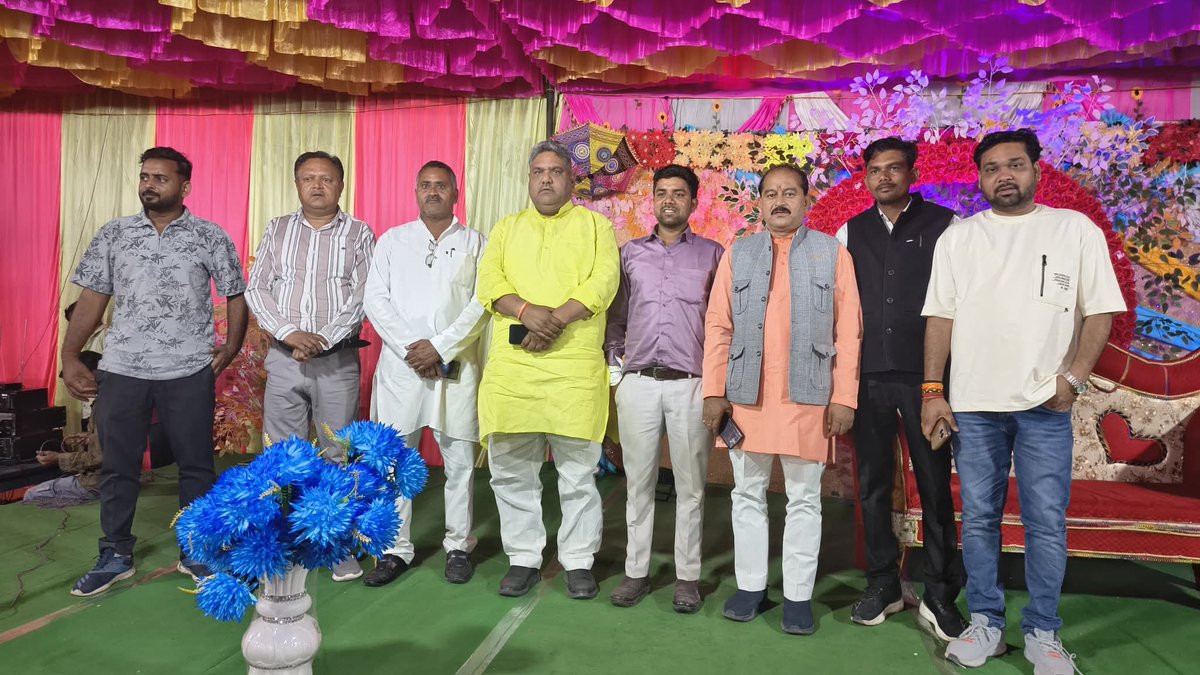 ChakrapaniTrip7's tweet photo. आज ग्राम रिहुनिया में #टेक्निकल_बॉय_99 के पत्रकार प्रिय अनुज अनिल कुशवाहा जी के विवाह समारोह में सम्मिलित होकर उन्हें शुभाशीष दिया।।
नवविवाहित जोड़े को जीवन की इस नई शुरुआत के लिए हार्दिक बधाई एवं शुभकामनाएँ।
 
@BJP4India @BJP4UP
 #BJP4UP #mahoba #bundelkhand #UttarPradesh #india https://t.co/QZlBKxNLs5