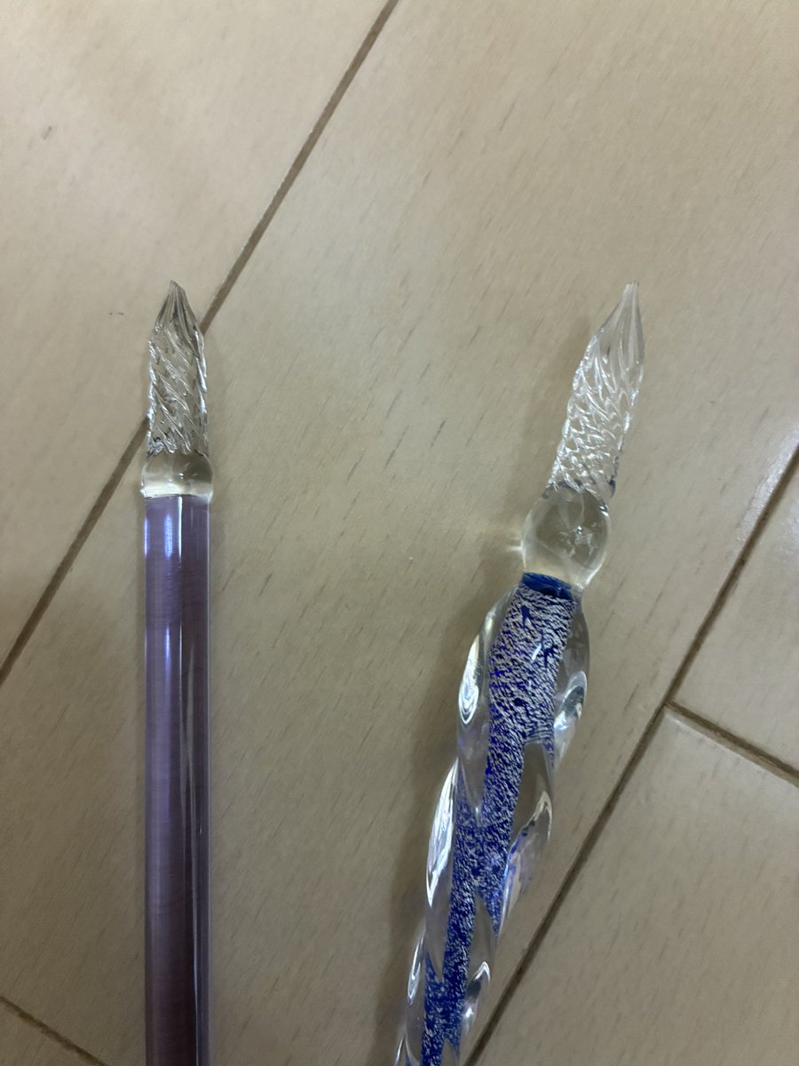 yatorowa1's tweet photo. ガラスペンが二本目も割れて、ガラスペンで描いたイラストも汚れてしまいました。（泣）
青い方が一本目です。 https://t.co/aXzJvpyQWz