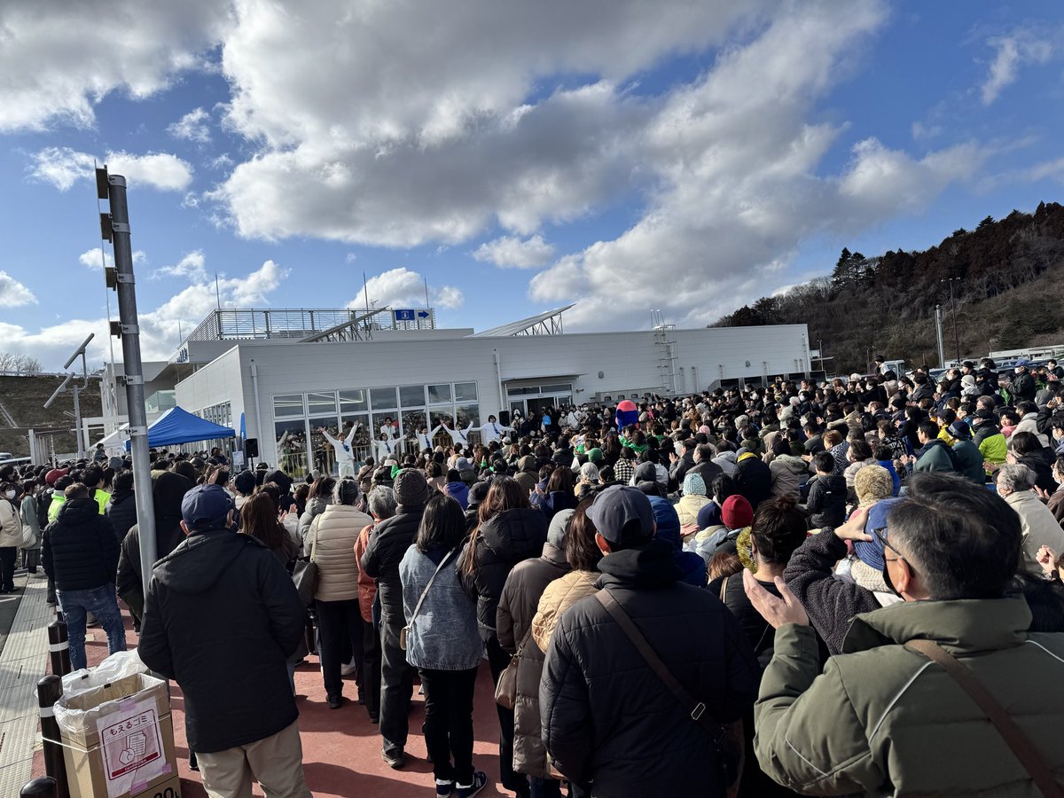 m_higamatsu's tweet photo. 💐イベント無事に終了しました💐

ご来場いただいた皆様、ありがとうございました！
#新浜レオン さんの素敵な歌声が東松島の空に響き渡り、お集まりの皆さんのピカピカの笑顔を照らしていました☀️😊

いただいたサインは明日より #道の駅東松島 物販棟に掲示いたします。ぜひ観にきてください🎶🦁 https://t.co/e4DsCEi1Ot