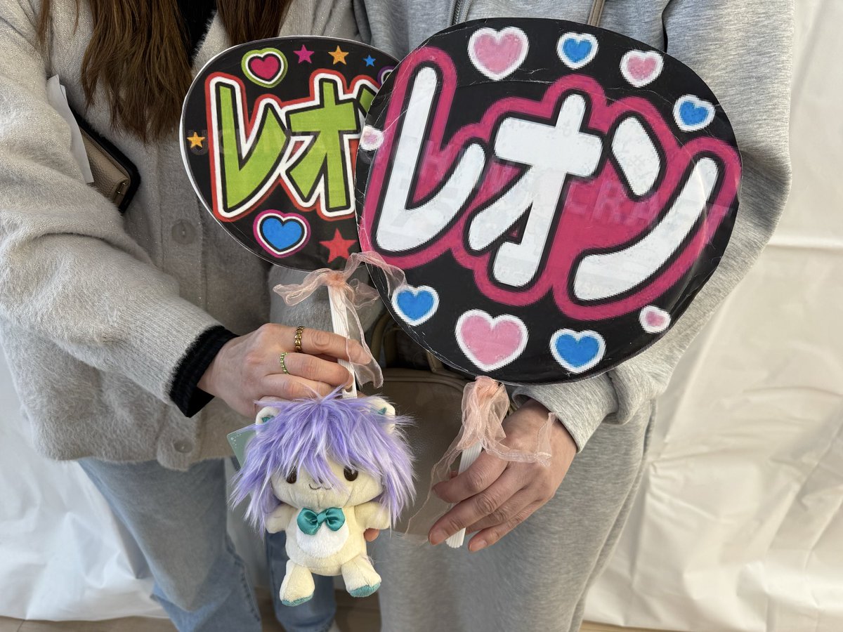 m_higamatsu's tweet photo. 💐イベント無事に終了しました💐

ご来場いただいた皆様、ありがとうございました！
#新浜レオン さんの素敵な歌声が東松島の空に響き渡り、お集まりの皆さんのピカピカの笑顔を照らしていました☀️😊

いただいたサインは明日より #道の駅東松島 物販棟に掲示いたします。ぜひ観にきてください🎶🦁 https://t.co/e4DsCEi1Ot