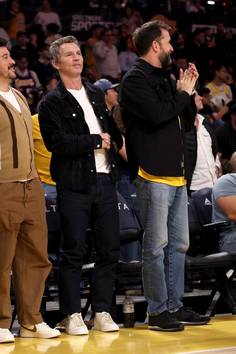 gua baru aja baca fic yg mereka jadi foster parent buat joy, dan nonton joy maen basketball 😭👌🏻