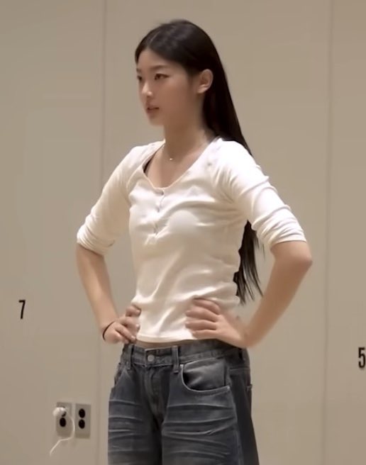 sennaw2v's tweet photo. 요 블랙업 헨리넥은 윤채소녀도 입으심 
탐라에서 이 사진보고 반해서 화이트도 사버렸던.. https://t.co/3TddCwUO4S