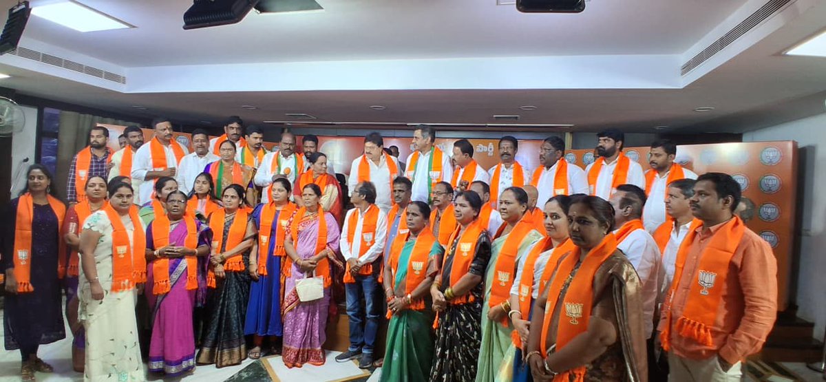 BJP4Telangana's tweet photo. బిజెపి రాష్ట్ర అధ్యక్షులు శ్రీ @N_RamchanderRao గారు, చేవెళ్ల ఎంపీ శ్రీ @KVishReddy గారి సమక్షంలో మహేశ్వరం నియోజకవర్గ సీనియర్ నేతలతో పాటు మాజీ కార్పొరేటర్ (BRS) శ్రీమతి మేకల విజయలక్ష్మి రవీందర్ రెడ్డి గారు బిజెపిలో చేరారు. https://t.co/4aEW9X4smU