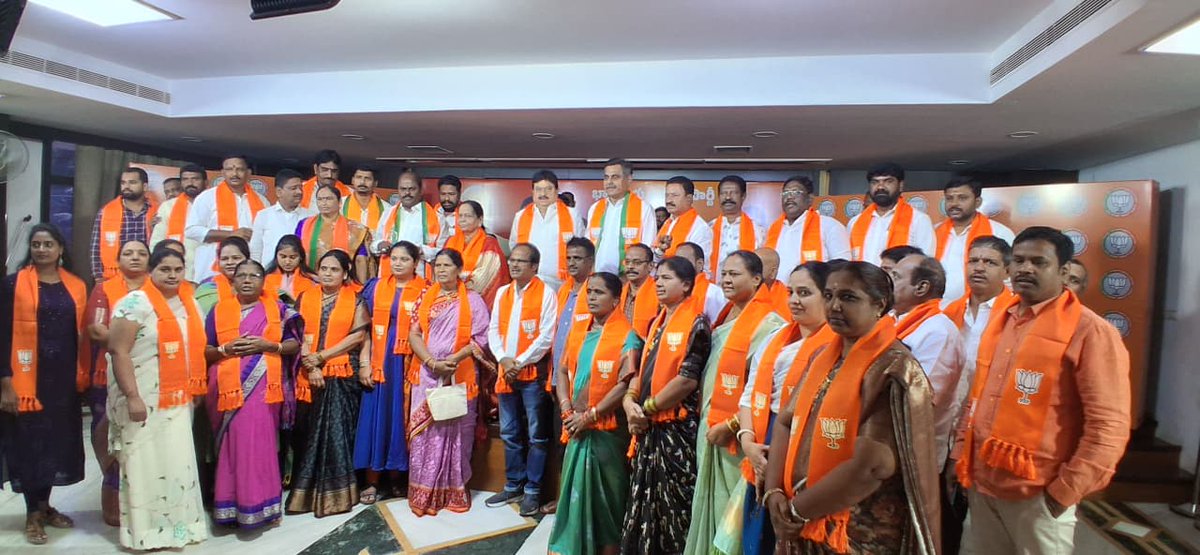 BJP4Telangana's tweet photo. బిజెపి రాష్ట్ర అధ్యక్షులు శ్రీ @N_RamchanderRao గారు, చేవెళ్ల ఎంపీ శ్రీ @KVishReddy గారి సమక్షంలో మహేశ్వరం నియోజకవర్గ సీనియర్ నేతలతో పాటు మాజీ కార్పొరేటర్ (BRS) శ్రీమతి మేకల విజయలక్ష్మి రవీందర్ రెడ్డి గారు బిజెపిలో చేరారు. https://t.co/4aEW9X4smU