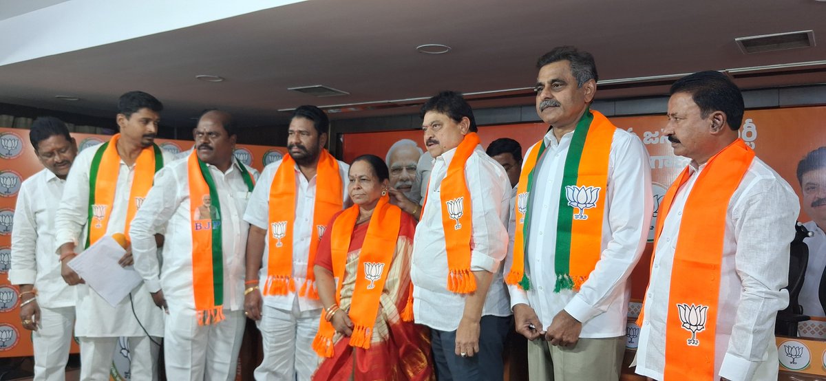 BJP4Telangana's tweet photo. బిజెపి రాష్ట్ర అధ్యక్షులు శ్రీ @N_RamchanderRao గారు, చేవెళ్ల ఎంపీ శ్రీ @KVishReddy గారి సమక్షంలో మహేశ్వరం నియోజకవర్గ సీనియర్ నేతలతో పాటు మాజీ కార్పొరేటర్ (BRS) శ్రీమతి మేకల విజయలక్ష్మి రవీందర్ రెడ్డి గారు బిజెపిలో చేరారు. https://t.co/4aEW9X4smU