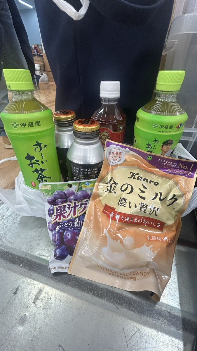hachuuruiya's tweet image. BLACKOUT!無事終了いたしました！
本日もたくさん方にブースに来ていただけて嬉しかったです✨️
お迎え頂いた生体の質問などございましたらお気兼ねなくお問い合わせください🙋‍♂️
差し入れたくさんいつもありがとうございます😭
 #はちゅうるい屋 #BLACKOUT