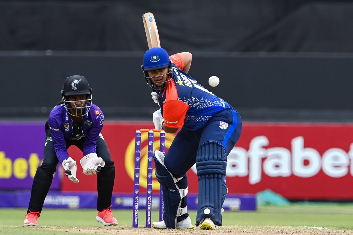WP_Womens's tweet photo. INNINGS BREAK | WSB Western Province 144/5 (20).
Jones (2*), Mangele (4*).
Tucker 42, Tunnicliffe 32, Goodall 30
#WPCricket #westernprovince #WSBNewlands #WSBWP🧡 #GirlsInBlue💙 #WozaNawe #Pro20 https://t.co/zGxgSBE5c1