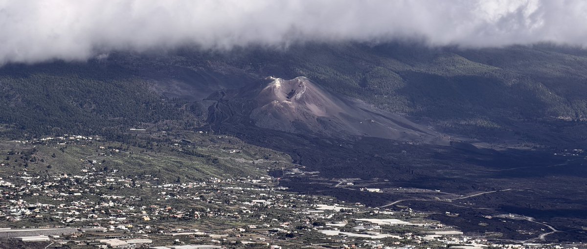 albumeditions's tweet photo. 🇮🇨🌋 Panoramic view of the Aridane Valley on the Canary Island of La Palma. In the center is the crater of Tojogaite, which erupted in 2021. @PanoPhotos @volcanodiscover #Canarias #Volcanoes #Volcanism @involcan @VolcansCanarias https://t.co/Es0esTH2uB