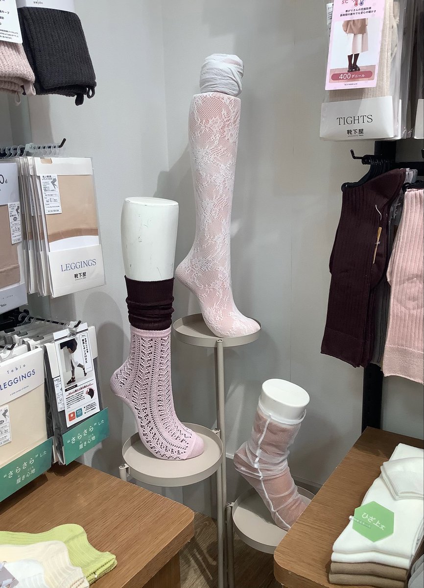 ktsty_hys's tweet photo. 今バズり中のレイヤード🎀🪄

カラータイツ×レースタイツ
まだ寒い今の時期オススメです！

店内ディスプレイもございますので
ぜひご覧くださいませ〜🙌🏻 https://t.co/aDcTIF5m2Z