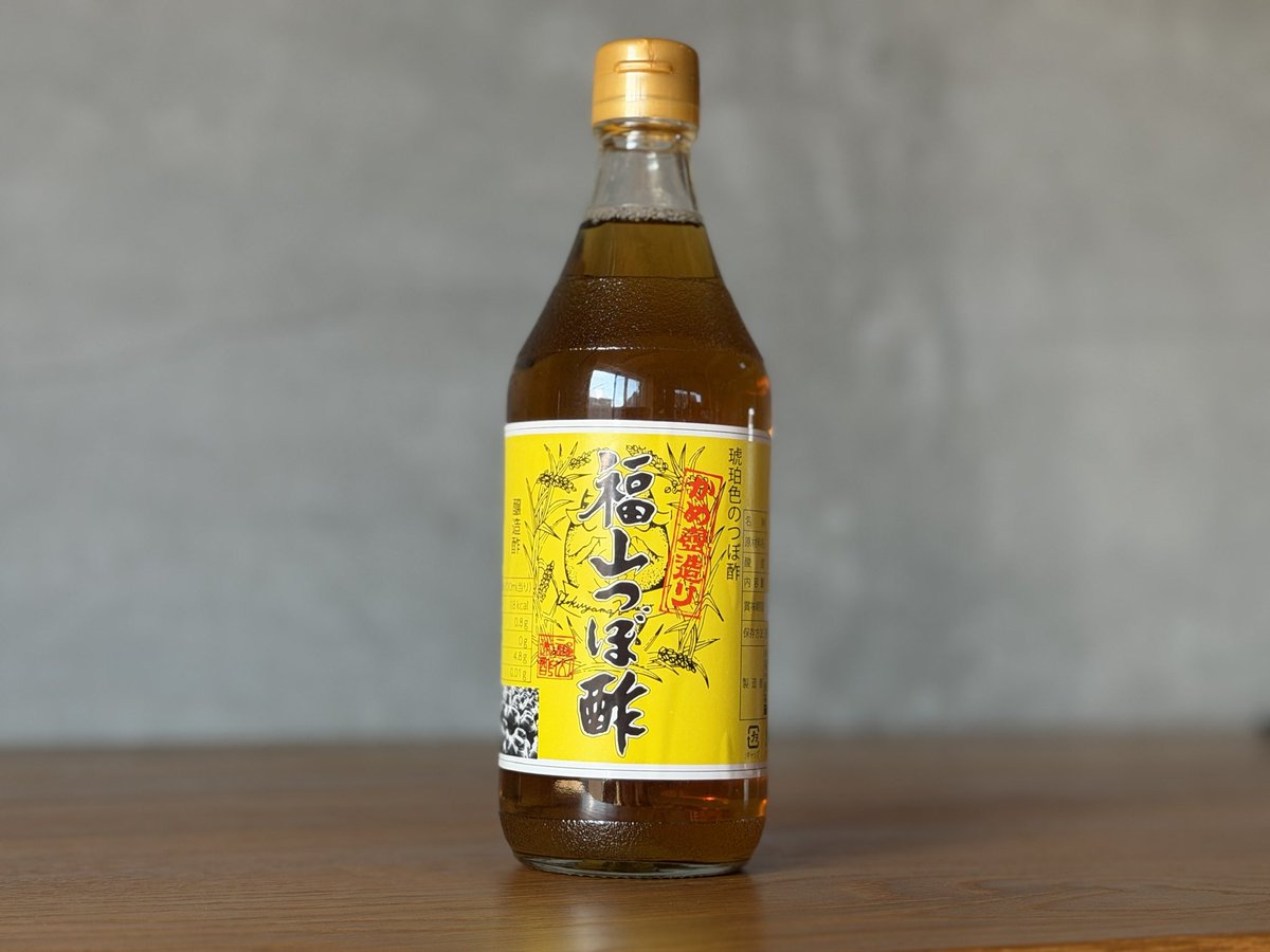 【福山つぼ酢の風景】
かごしまんま創立当初からの人気商品『手造り 琥珀色の福山つぼ酢』。
これは本当に本当にすごい調味料です。
その壺畑を訪ね、株式会社福山こめ酢の大野社長からお話をうかがってきました。 
かごしまんまから車でひたすら桜島を取り囲む鹿児島湾岸沿いの道路を進むこと2時間。