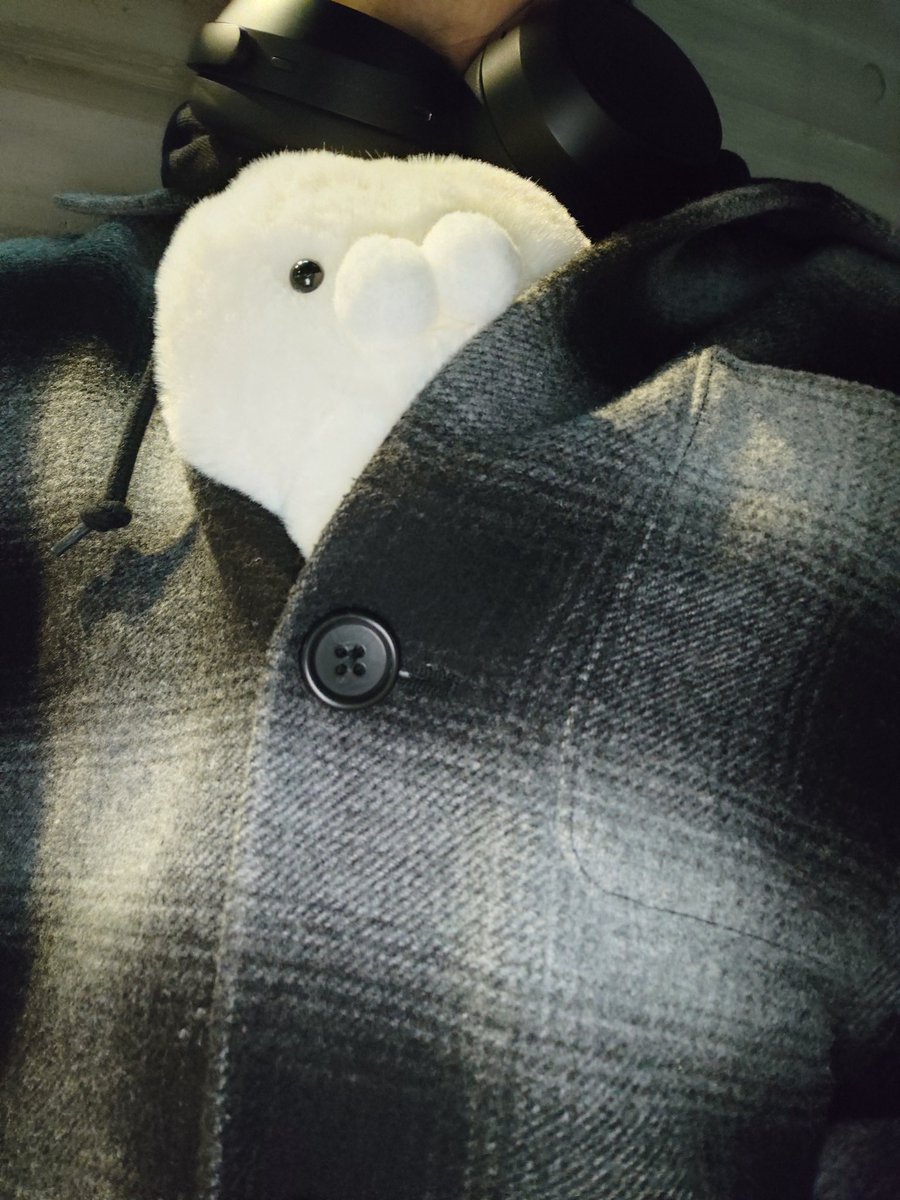 derachiii10's tweet photo. 何とか間に合いました🙂

30過ぎのおっさん
『おにんぎょうくぅ〜ださいっ！』って諭吉くん3つ並べてきたよ🙃🙃🙃

鞄ないから懐入れてるんだけど
めちゃくちゃ痛い人みたいで幸せ😳笑

さて、あと１時間以上あるよぉ〜
どったで飲んできます🥲 https://t.co/2kIN6EEHrT