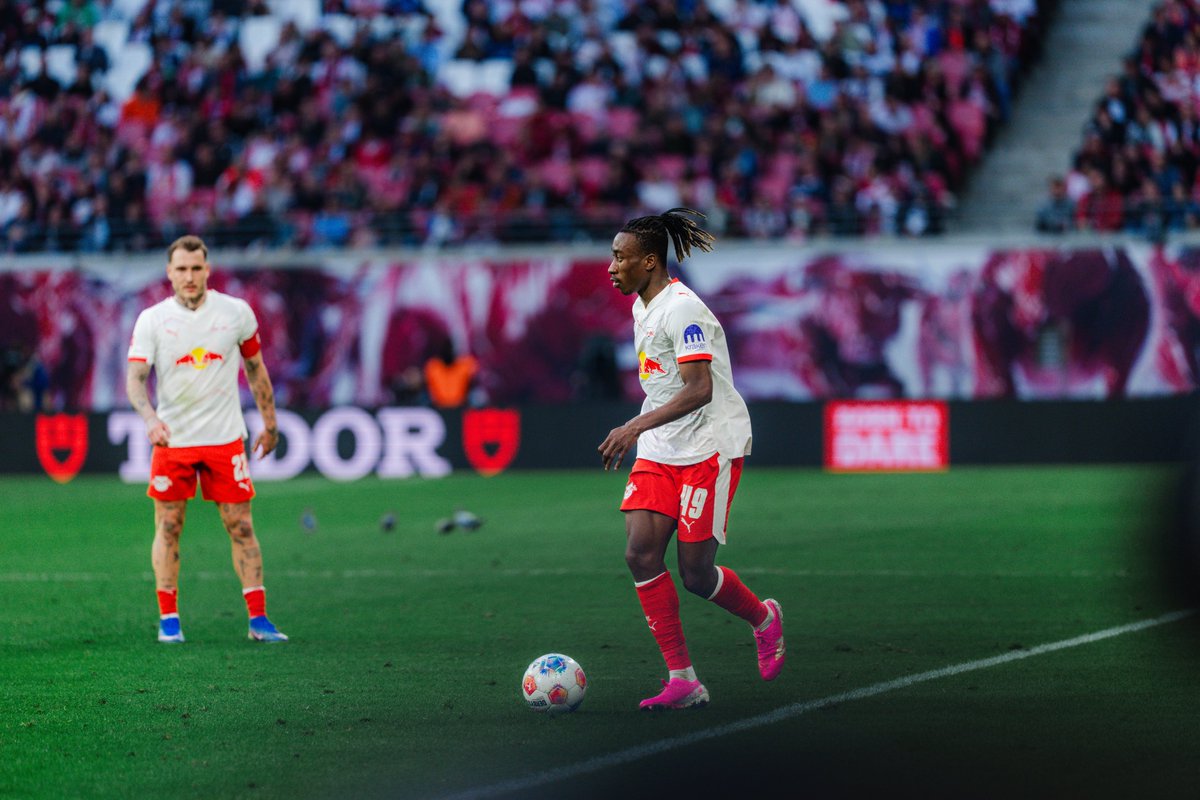 RBLeipzig's tweet photo. Viertjüngster Spieler der Bundesliga-Geschichte mit 1️⃣0️⃣ Toren in einer Saison. 🔥 

Was soll man dazu noch sagen? 𝑺𝒊𝒎𝒑𝒍𝒚 𝑫𝒊𝒐 ✨ https://t.co/AQfacv7NKD