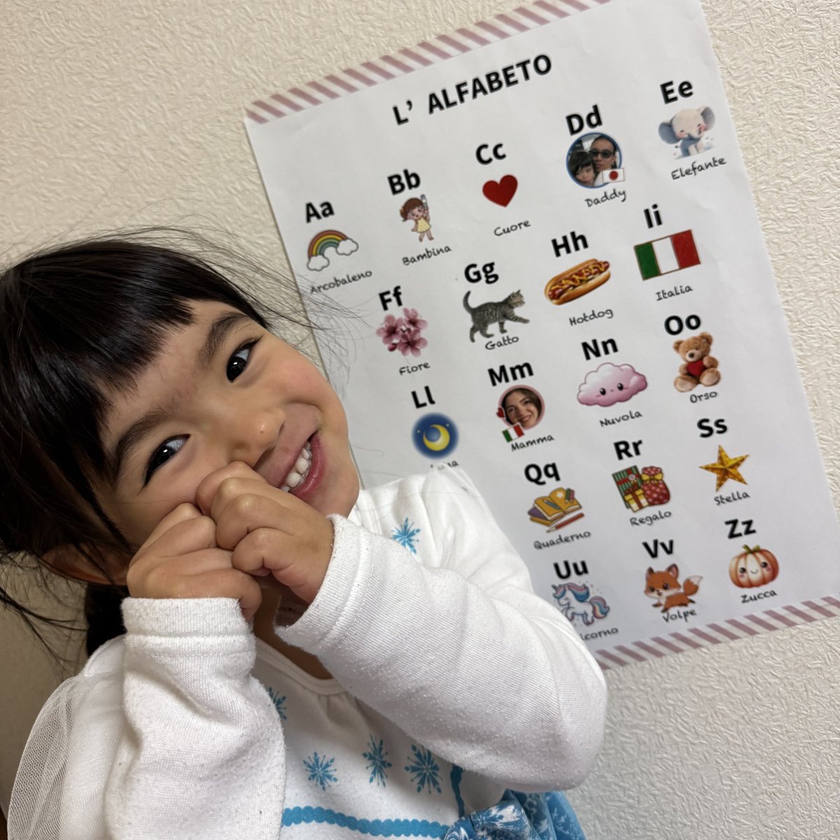 FutaLife's tweet photo. 3歳のみらいーな。

最近、少しずつ字を覚えるようになってきました！

日本では、イタリア語のアルファベットを覚えるポスターを探すのが大変なので、作ってみました😁✨🇮🇹

単語はみらいーなが選びました！楽しく覚えてくれるかな〜♫

豆知識: イタリア語には、J・K・W・X・Yがありません🇮🇹 https://t.co/9i05UltkcB