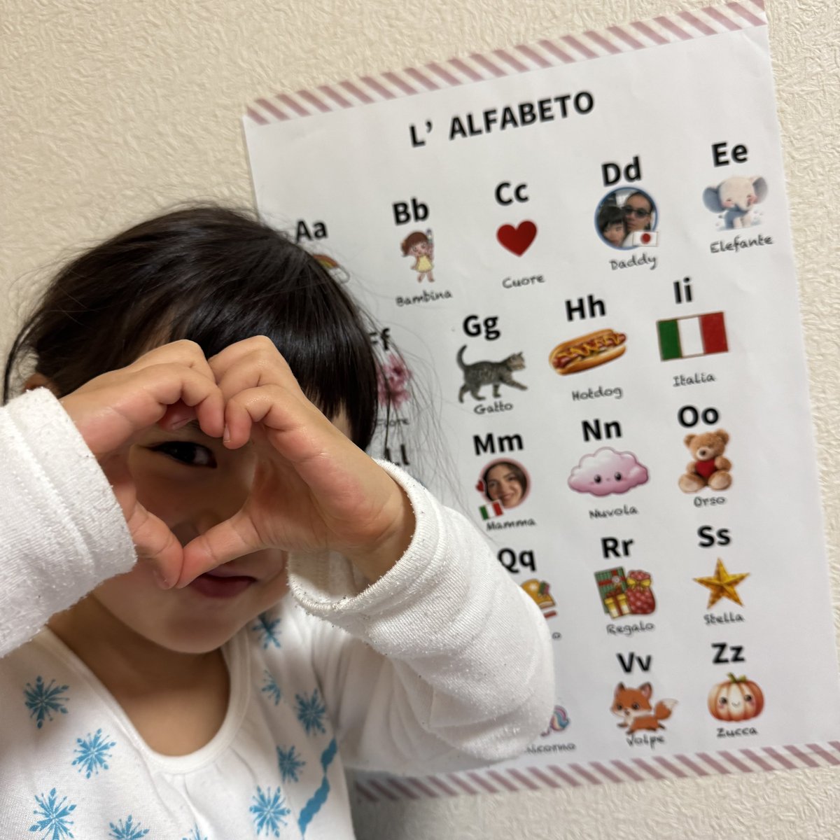 FutaLife's tweet photo. 3歳のみらいーな。

最近、少しずつ字を覚えるようになってきました！

日本では、イタリア語のアルファベットを覚えるポスターを探すのが大変なので、作ってみました😁✨🇮🇹

単語はみらいーなが選びました！楽しく覚えてくれるかな〜♫

豆知識: イタリア語には、J・K・W・X・Yがありません🇮🇹 https://t.co/9i05UltkcB