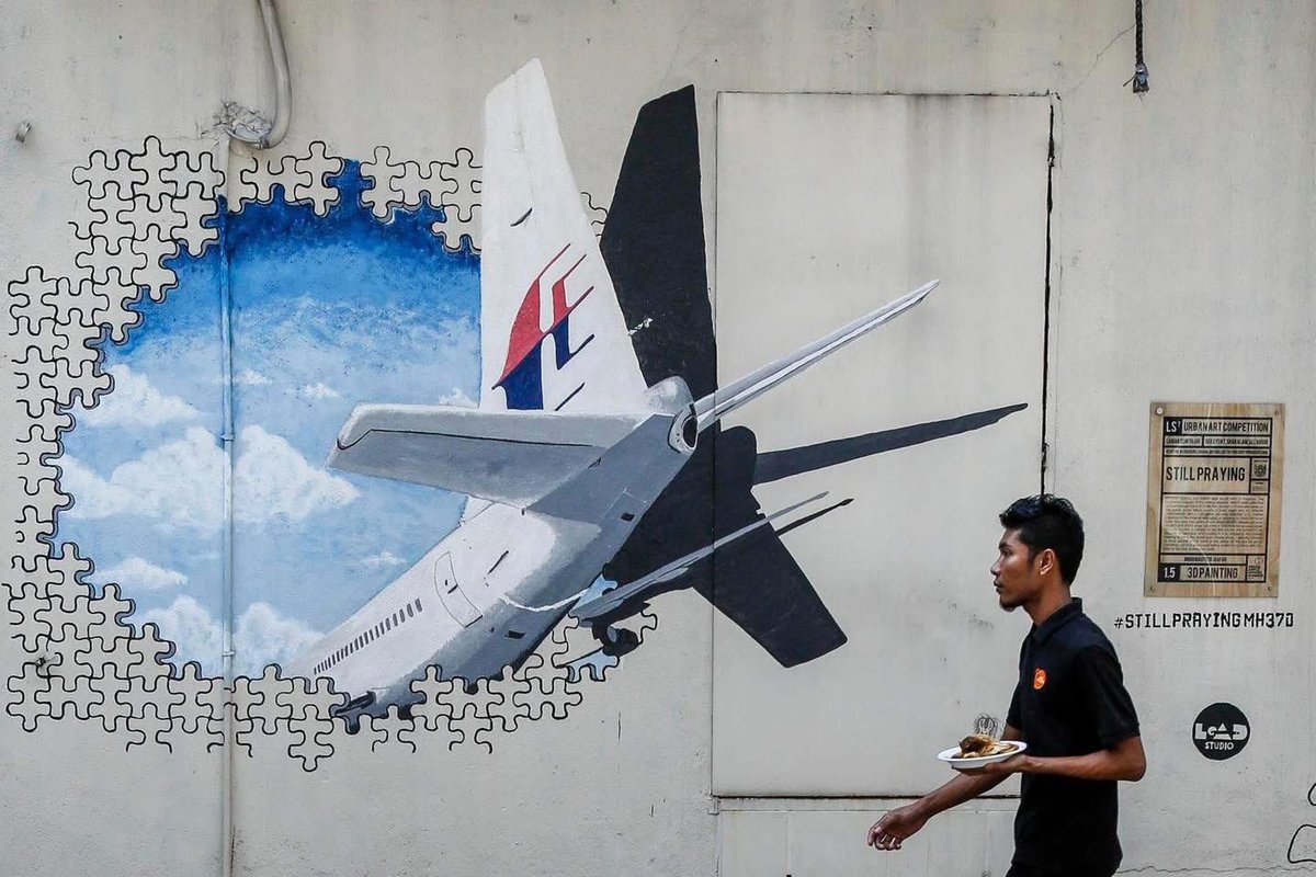 airplusnews's tweet photo. 🇲🇾 Il y a 12 ans, le Boeing 777-200 du vol MH370, qui devait rejoindre Pékin depuis Kuala Lumpur, disparaissait des radars avec 239 personnes à bord. 

➡️ La disparition du vol MH370 reste une énigme totale. https://t.co/f6OYZ0Pf6E