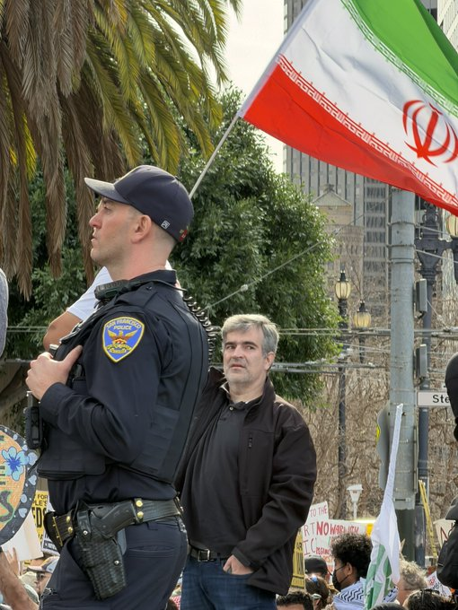 علی اکبر موسوی خوئینی‌ها ـ نماینده مجلس ششم که به عنوان پناهنده سیاسی در آمریکا زندگی میکند با پرچم جمهوری اسلامی در تظاهرات حامیان رژیم در آمریکا

#جاویدشاه