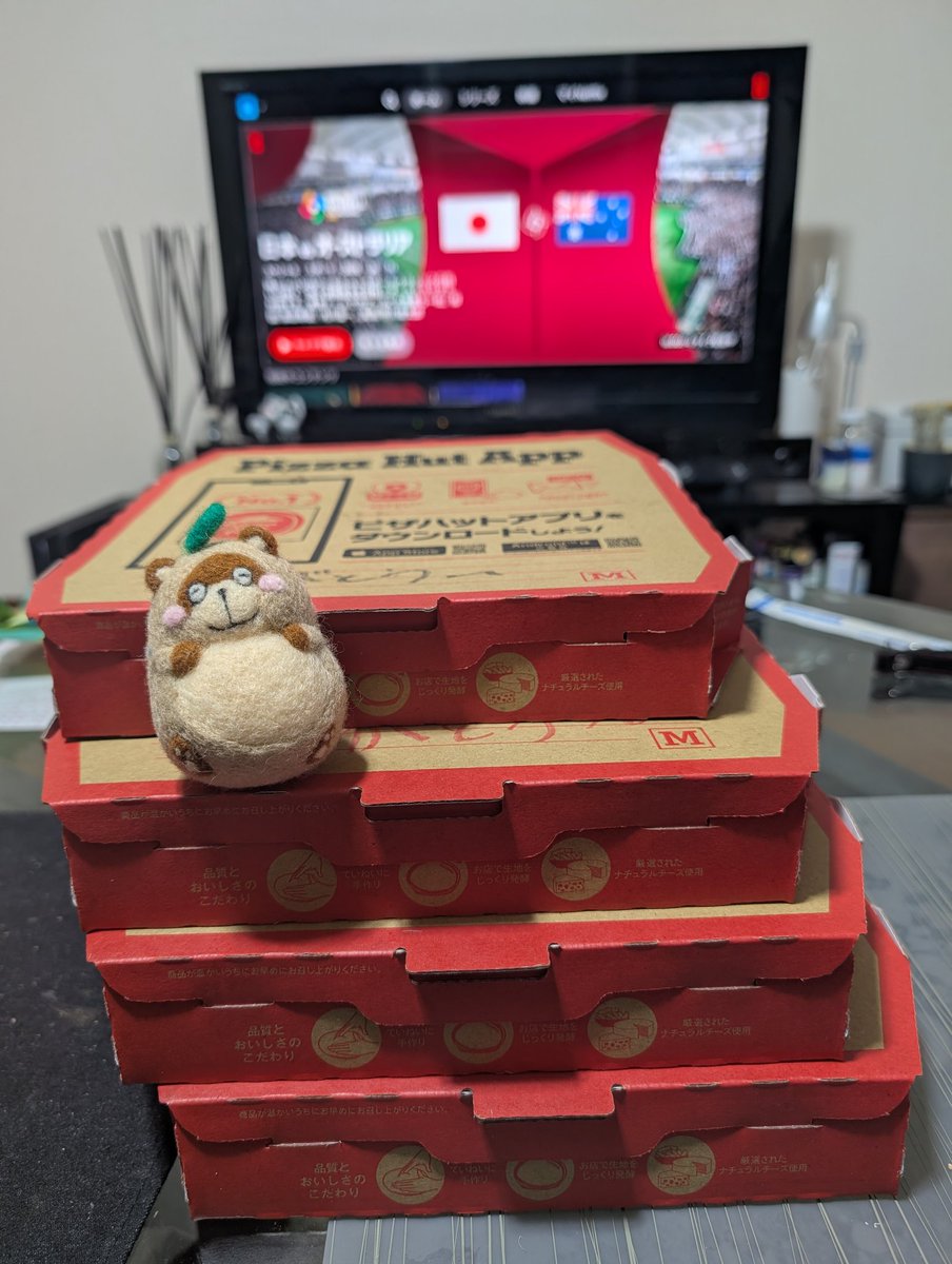 iwata_matome's tweet photo. 野球観戦のお供にピザ✨
実は人生初のピザハット🍕🎩 https://t.co/qFLY5PfdWF