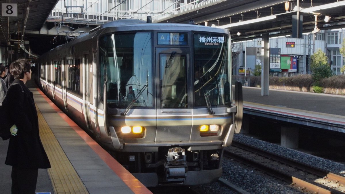 223系2000番台W12編成で行先のみフルカラーLEDに更新される事案が発生