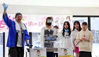 kazuy1929's tweet photo. 福島県産水産物「常磐もの」の魅力を発信するイベント「浜に来てくだ祭」は7日相馬市の浜の駅松川浦で始まった。8日迄。初日は未利用魚ニギスの唐揚げの振る舞い、箱の中に入っている魚を感触だけで当てるゲーム、ダンスユニット「福島もも娘」のステージ等が繰り広げられた。https://t.co/mAUz39YkLV https://t.co/sGNgOPDFaf