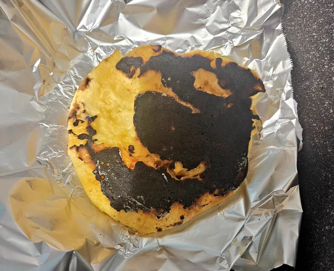 私、魔女のキキ! これはくっつきにくいホイルで焼いたホットケーキ