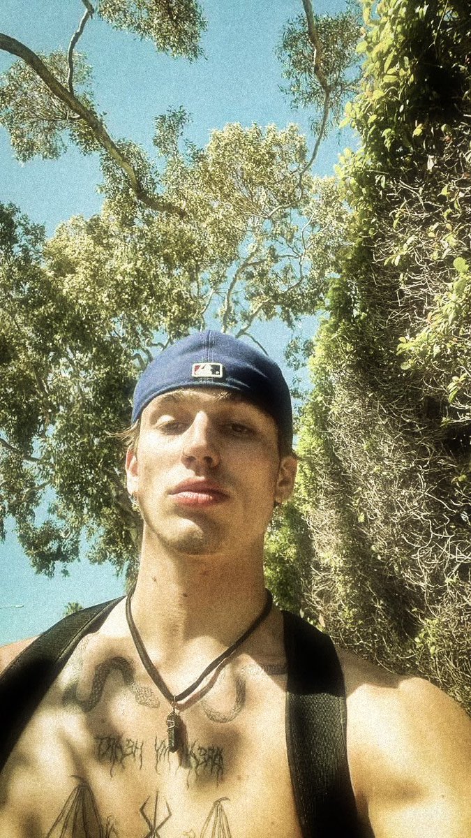 𝑹𝑶𝒀𝑨𝑳 𝑾𝑯𝑶𝑹𝑬 .ᐟ 🦢 tweet media