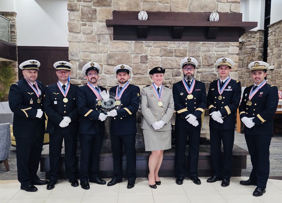 SylviePION2's tweet photo. L'équipe 🇨🇵 remporte le 50ème concours international de cuisine militaire à Fort Lee 🇺🇲
6 épreuves et  5 médailles d'or et 1 d'argent pour les cuisiniers du @SCArmees qui font rayonner le savoir-faire français au service de l'efficacité opérationnelle! https://t.co/QtLMgppK19