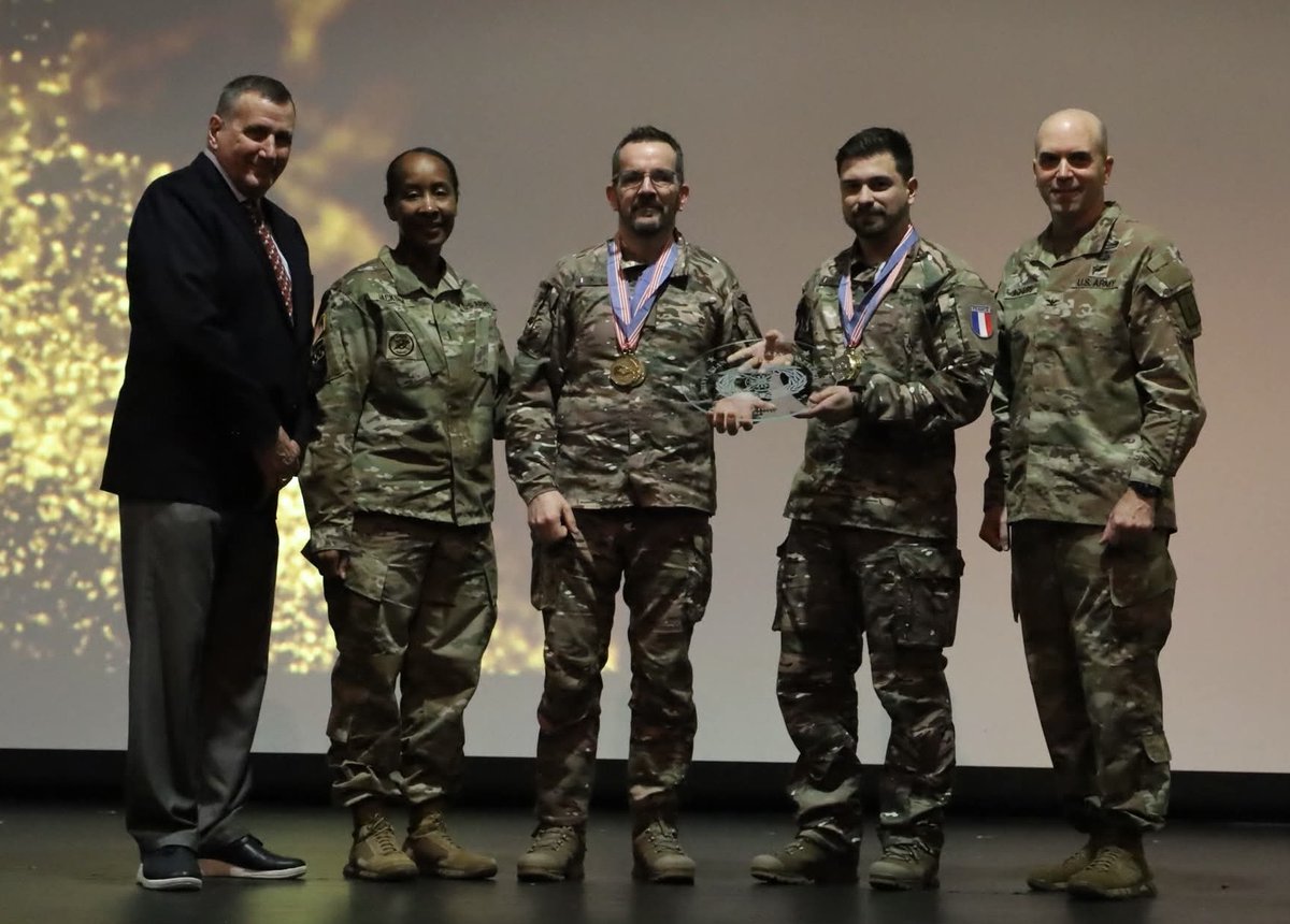 SylviePION2's tweet photo. L'équipe 🇨🇵 remporte le 50ème concours international de cuisine militaire à Fort Lee 🇺🇲
6 épreuves et  5 médailles d'or et 1 d'argent pour les cuisiniers du @SCArmees qui font rayonner le savoir-faire français au service de l'efficacité opérationnelle! https://t.co/QtLMgppK19