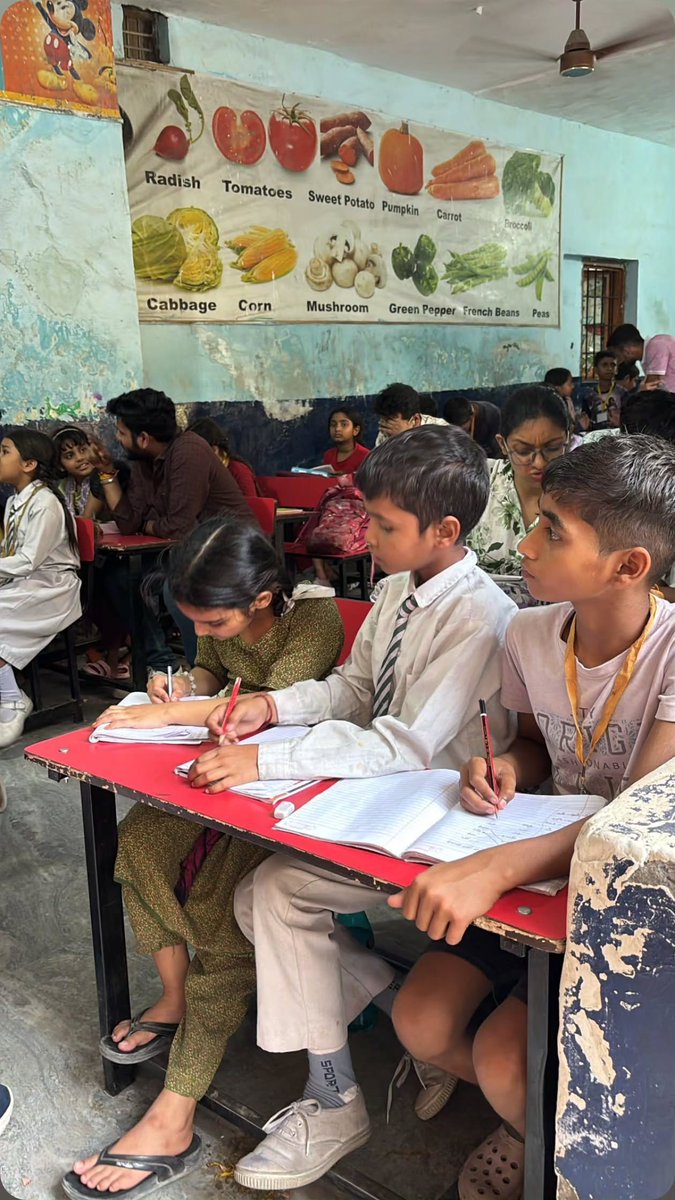 anshraj30's tweet photo. Learning doesn’t always happen in perfect classrooms.
Sometimes it happens where curiosity meets opportunity📚
#EducationForAll #PehchaanTheSchool #StreetSchool #LearningMatters #ChildEducation #NGOIndia #FutureInMaking
@Pehchaan_School https://t.co/B3zuGYCkoB