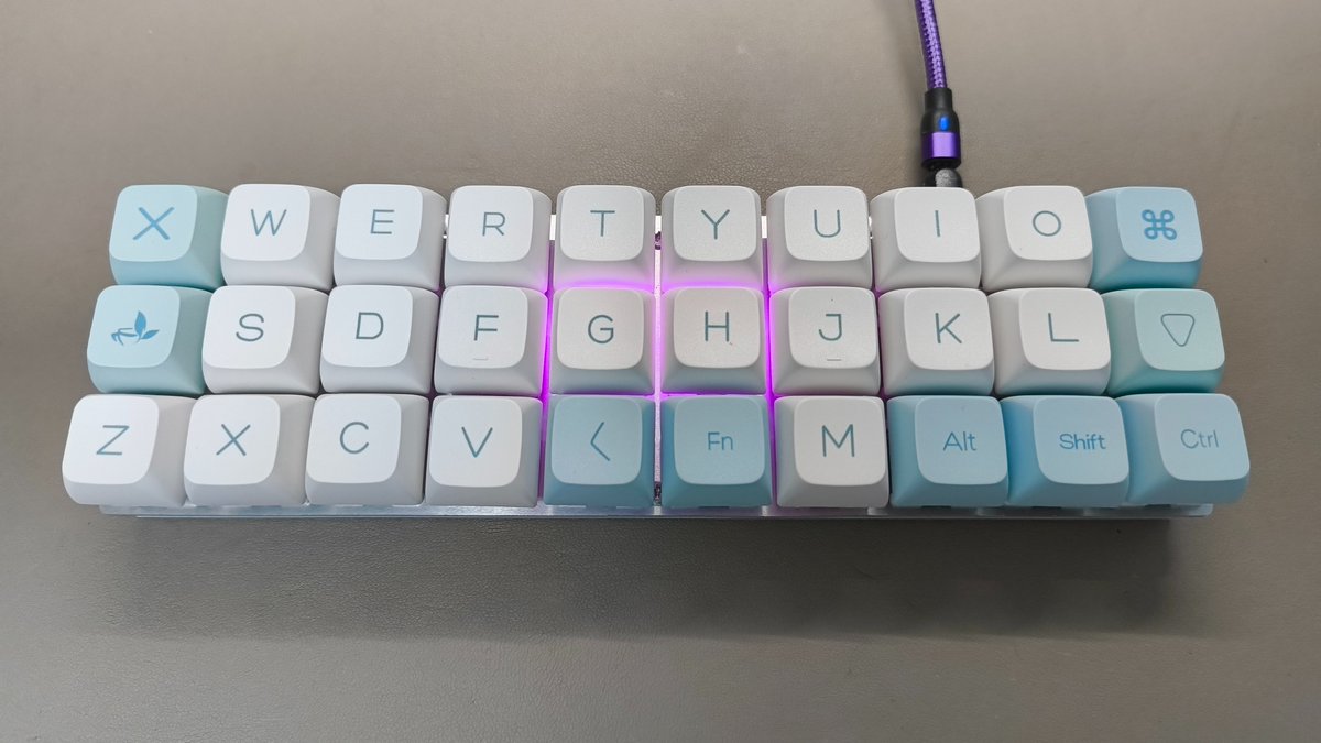 MJDigit's tweet photo. 3行30キーのキーボードの習熟用にAliExpressでP30というキーボードを購入してみた
こんなん使いこなせるわけないだろうと思っていたけど、意外と問題なく使えそう

なにより圧倒的にかわいくてテンション上がる https://t.co/S7jVaM9Y8E