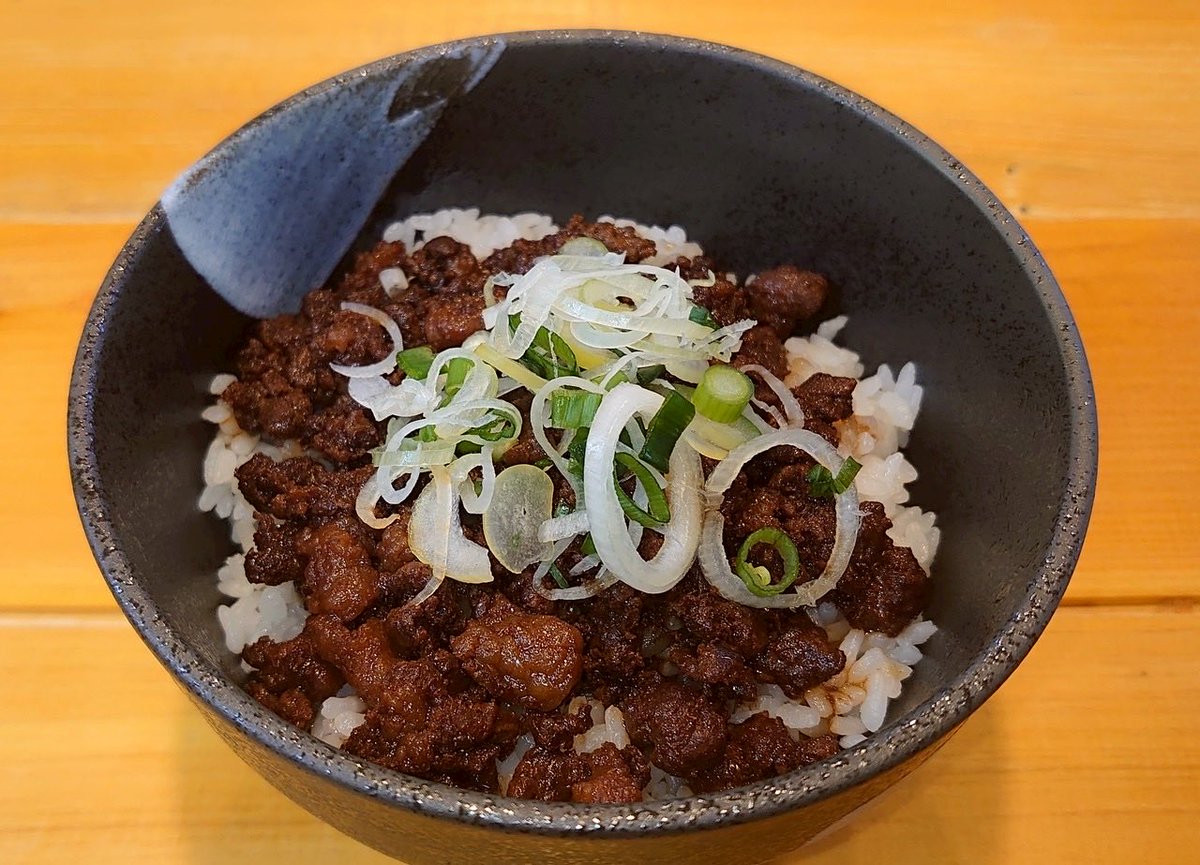 新しいご飯メニュー情報です！

3/9(月)～

「肉味噌めし」

単品 400円
とき卵ラーメンセット 1400円
                                    (50円お得！)

大きめに挽いた豚挽き肉を甘辛く味付けしました。
ご飯が止まらないやみつきの一杯です！