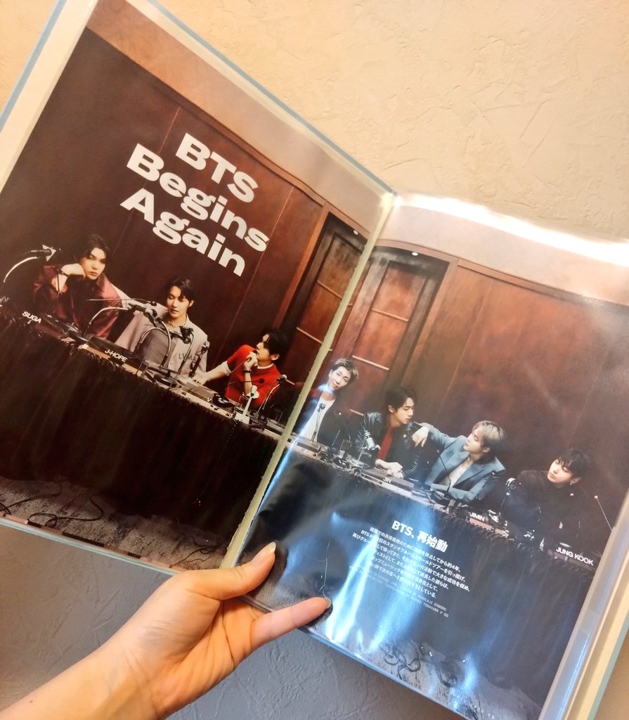 kurara_army's tweet photo. 雑誌解体が特技のオタクなんだけど、私のやってる『雑誌の解体法』って需要ある？

解体してファイリングした方が汚れや折れを気にせず読めるから、気軽に読み返せて個人的にはオススメなんだけど…🤔

みんなの参考になるかは分からないけど、勝手にやり方を紹介してくね〜 https://t.co/SAuAmns1oD