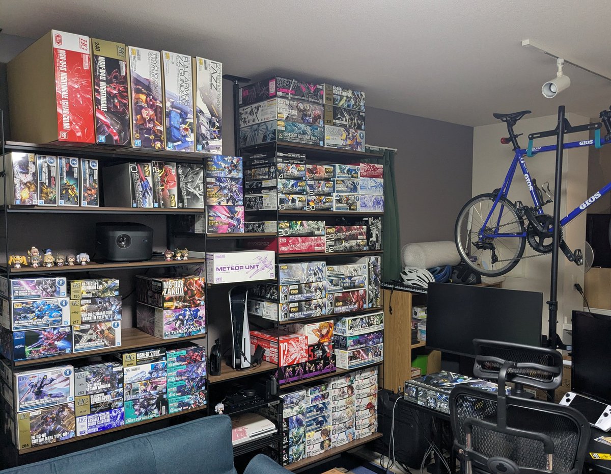 ASU_Cycling's tweet photo. Nポルダディープ2いいですね、プロジェクターラック兼積みプラ置き兼ゲー厶置きにしました( ﾟдﾟ )彡

プロジェクター、ディスプレイどちらにもPS2,PS4,PS5,Switch,Switch2を投影でき、あとはBluetoothの良さげなサウンドバー手に入ればようやく秘密基地完成( ･ิω･ิ) https://t.co/cYouUB2GFS